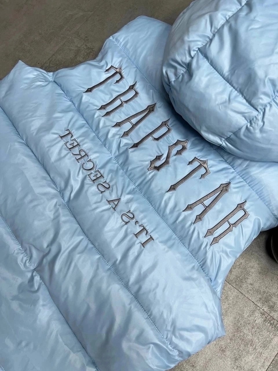 жилетка moncler,жилетка с капюшоном,жилетка монклер серая,жилетка moncler мужская,жилет moncler