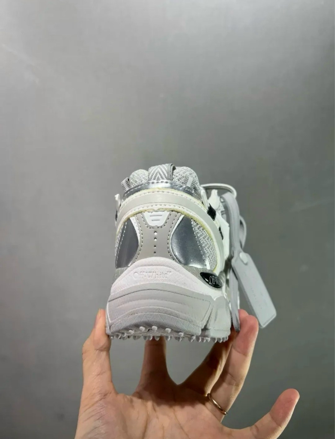 кроссовки off white be right back,кроссовки женские balenciaga,мужские кроссовки,женские кроссовки balenciaga runner серебристые,кроссовки в стиле balenciaga