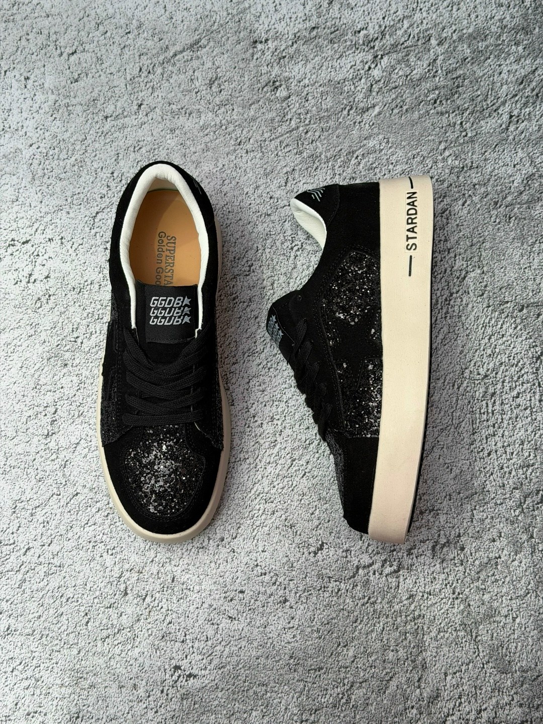 ,голден гус кеды черные,кеды golden goose,кроссовки golden goose с пайетками на платформе,кроссовки golden goose