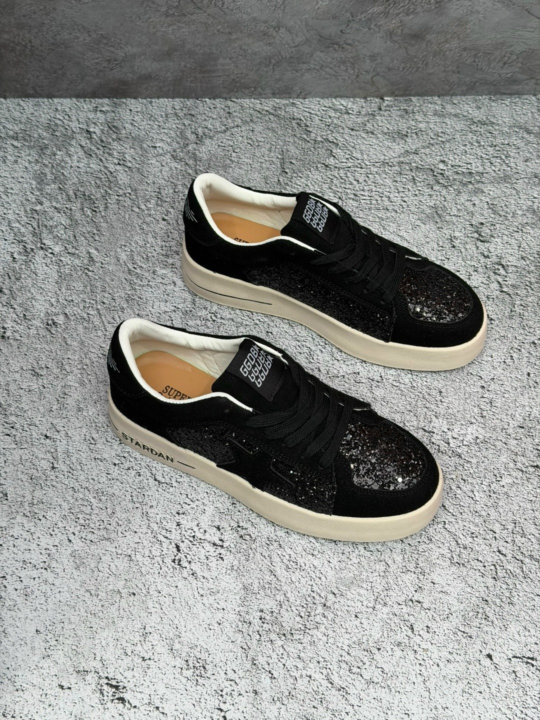 ,голден гус кеды черные,кеды golden goose,кроссовки golden goose с пайетками на платформе,кроссовки golden goose