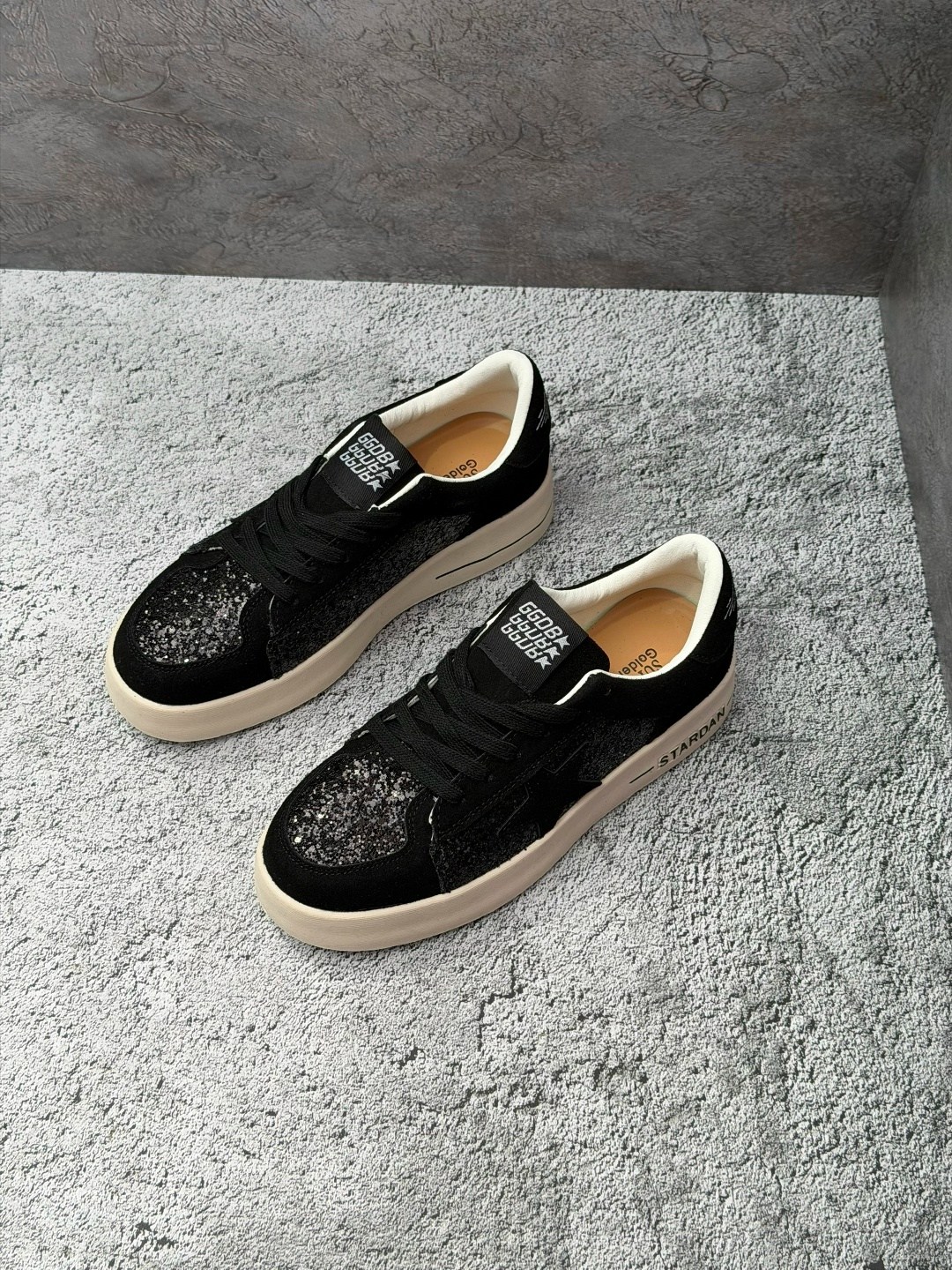,голден гус кеды черные,кеды golden goose,кроссовки golden goose с пайетками на платформе,кроссовки golden goose