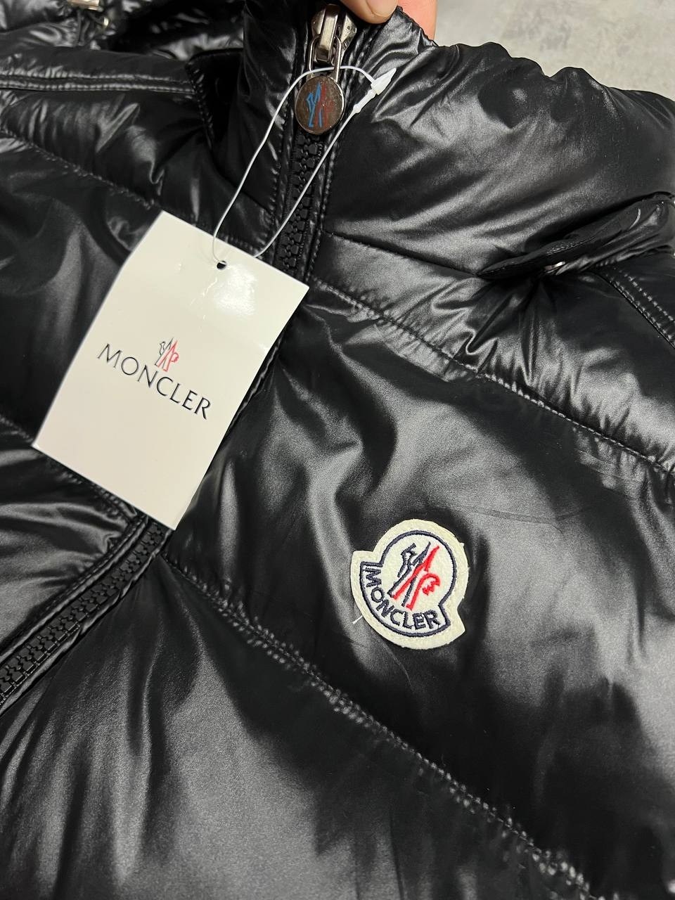 жилетка монклер,жилетка moncler,жилет moncler,жилетка монклер глянцевая,жилетка moncler черная утепленная c капюшоном