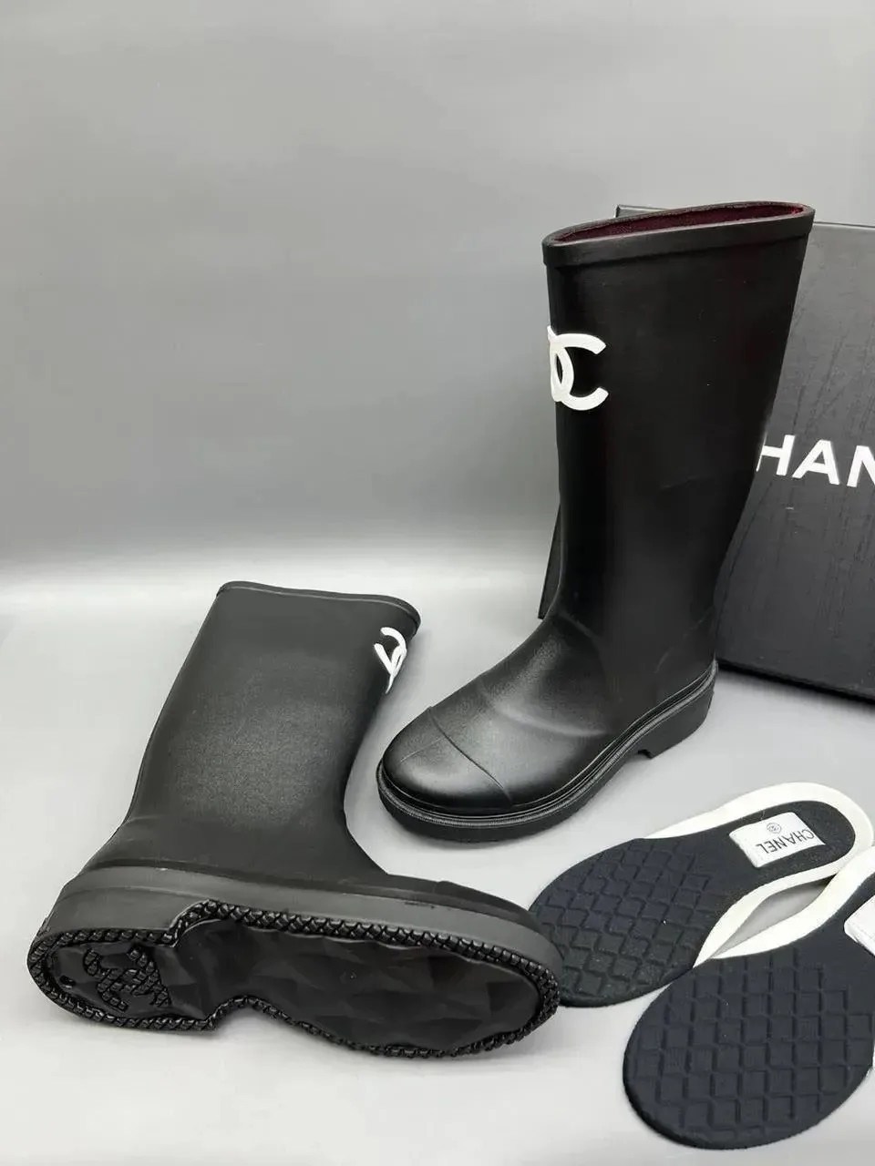 резиновые сапоги chanel,шанель сапоги резиновые защита от дождя и снега,женские резиновые сапоги chanel,шанель сапоги резиновые,резиновые непромокаемые ботинки chanel