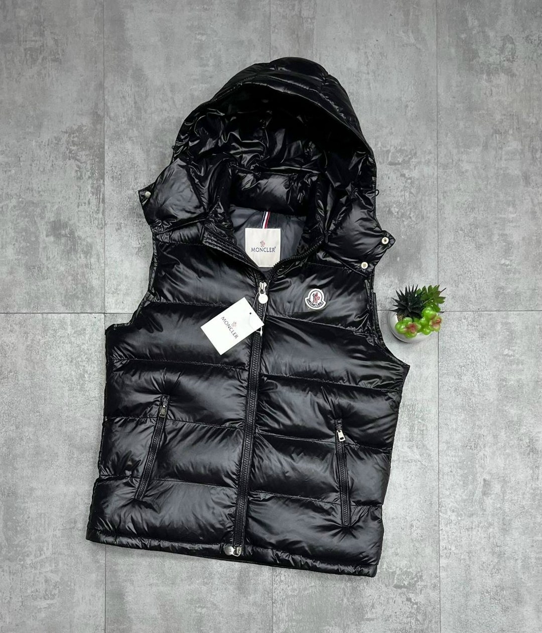 жилетка монклер,жилетка moncler,жилет moncler,жилетка монклер глянцевая,жилетка moncler черная утепленная c капюшоном