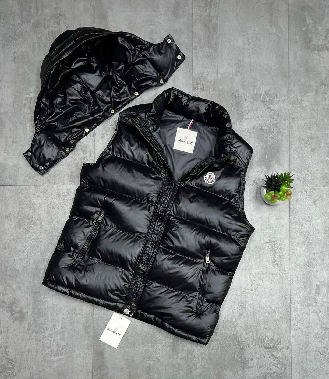 жилетка монклер,жилетка moncler,жилет moncler,жилетка монклер глянцевая,жилетка moncler черная утепленная c капюшоном