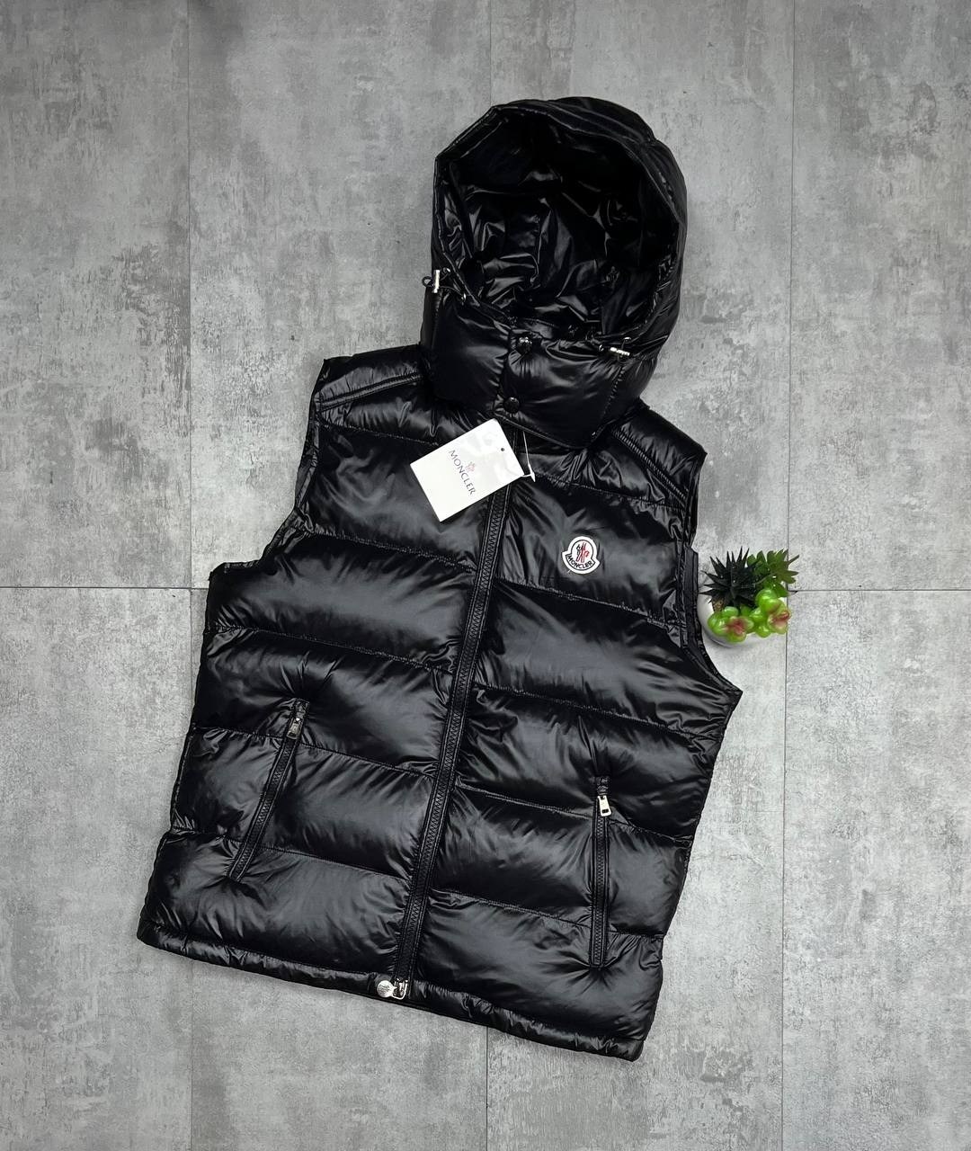 жилетка монклер,жилетка moncler,жилет moncler,жилетка монклер глянцевая,жилетка moncler черная утепленная c капюшоном