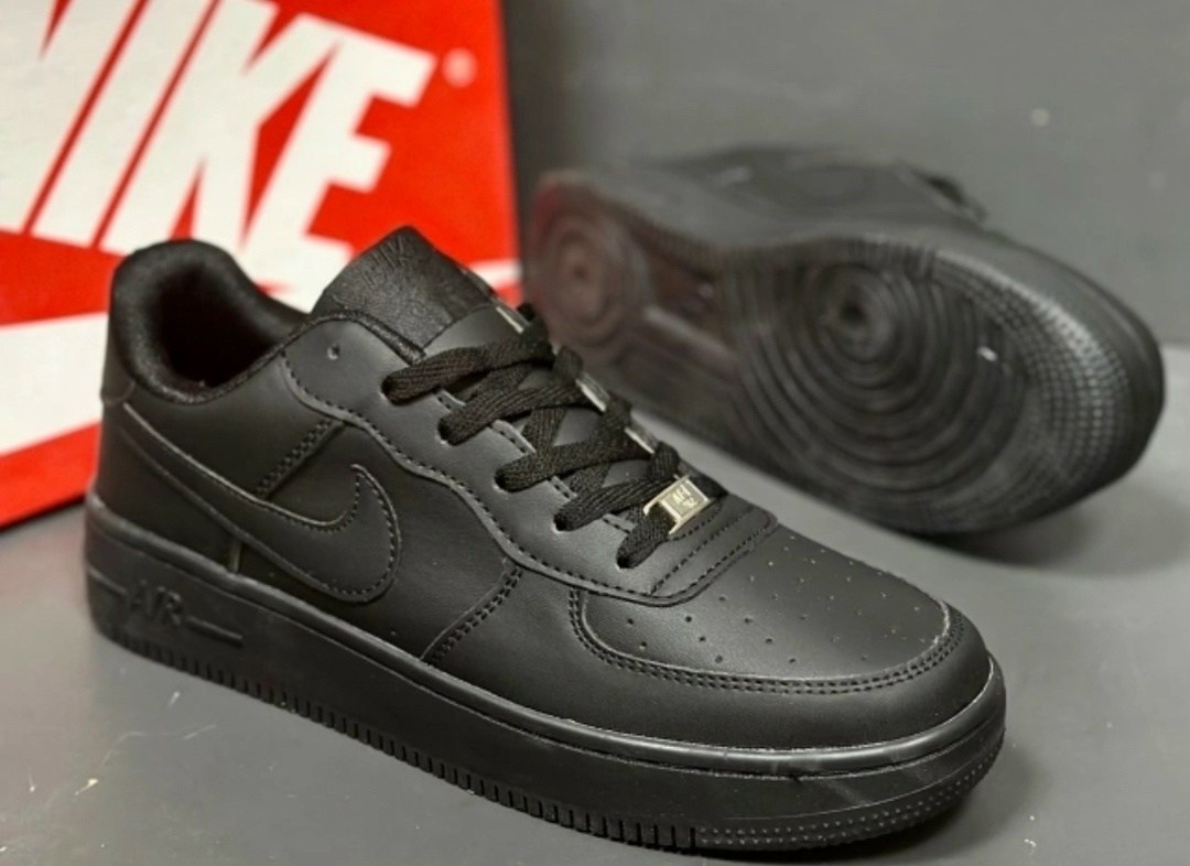 nike air force 1 low black,черные кроссовки nike air force 1,кроссовки для мужчин,nike air force 1 low triple black,кроссовки