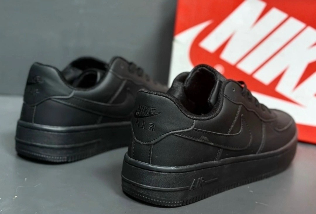 nike air force 1 low black,черные кроссовки nike air force 1,кроссовки для мужчин,nike air force 1 low triple black,кроссовки