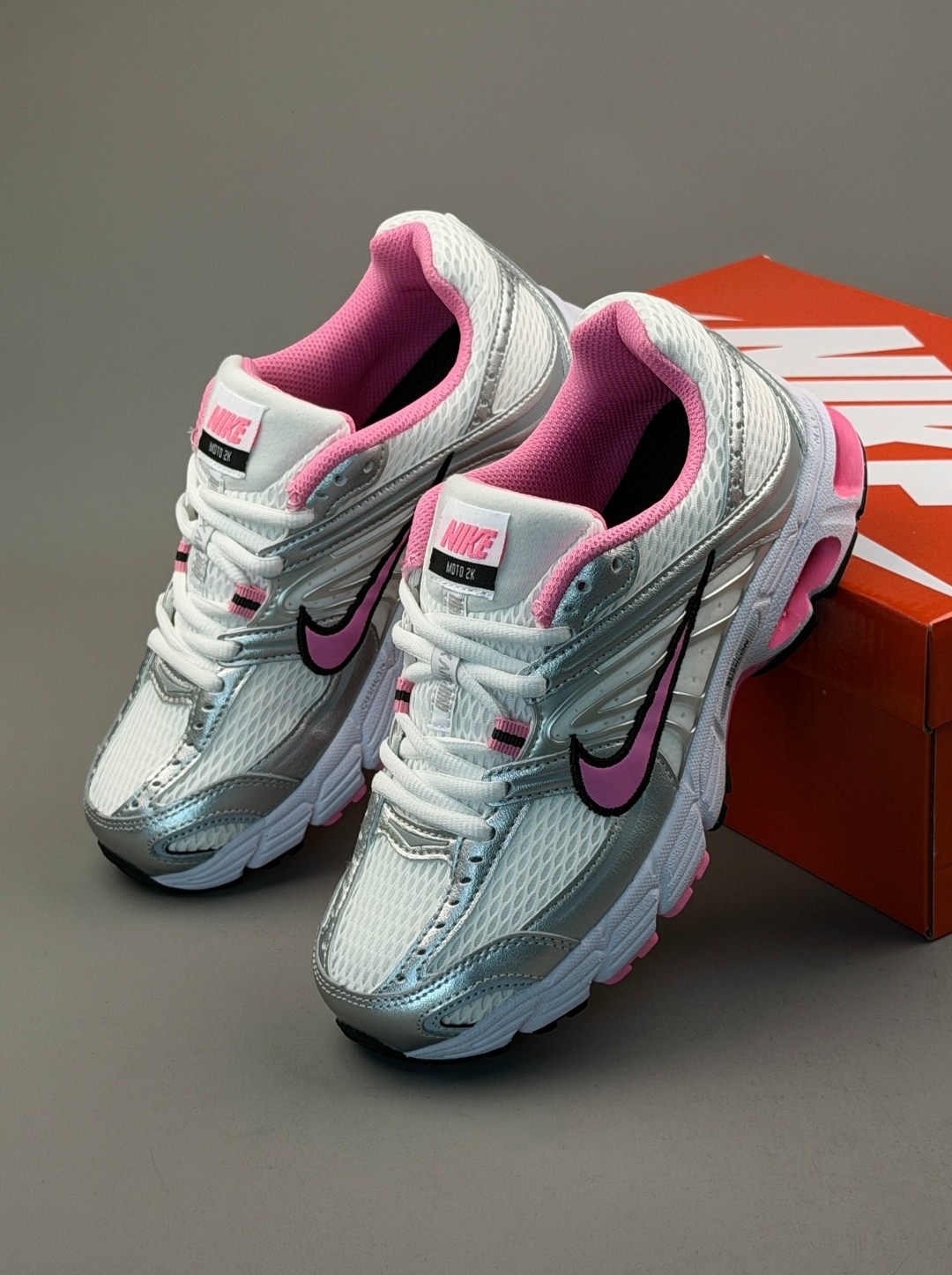 кроссовки nike initiator,nike initiator,кроссовки женские nike wmns initiator white/cerry/metallic silver,кроссовки nike,женские кроссовки nike initiator серебристого цвета