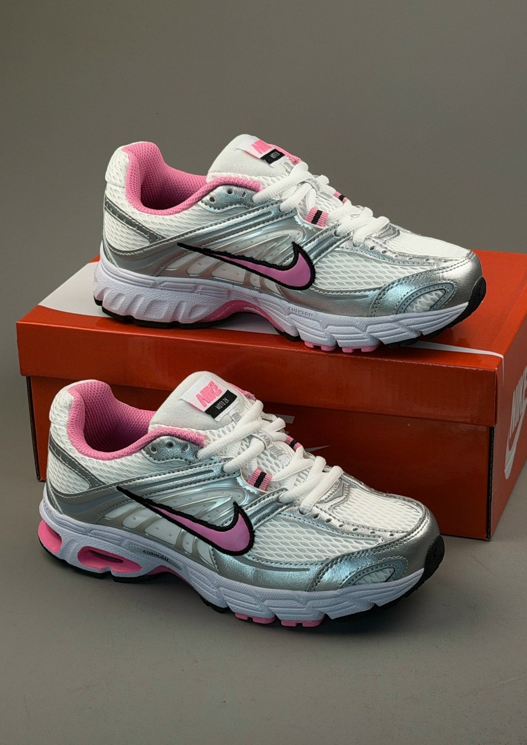 кроссовки nike initiator,nike initiator,кроссовки женские nike wmns initiator white/cerry/metallic silver,кроссовки nike,женские кроссовки nike initiator серебристого цвета