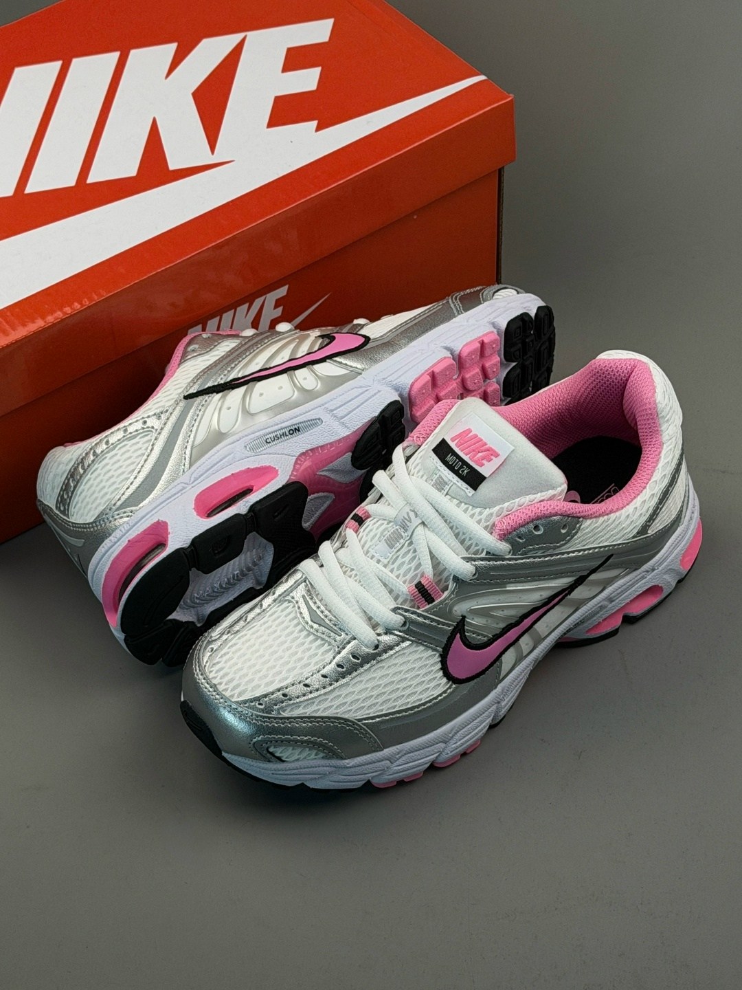 кроссовки nike initiator,nike initiator,кроссовки женские nike wmns initiator white/cerry/metallic silver,кроссовки nike,женские кроссовки nike initiator серебристого цвета