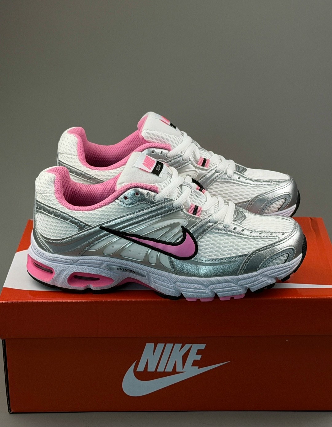 кроссовки nike initiator,nike initiator,кроссовки женские nike wmns initiator white/cerry/metallic silver,кроссовки nike,женские кроссовки nike initiator серебристого цвета