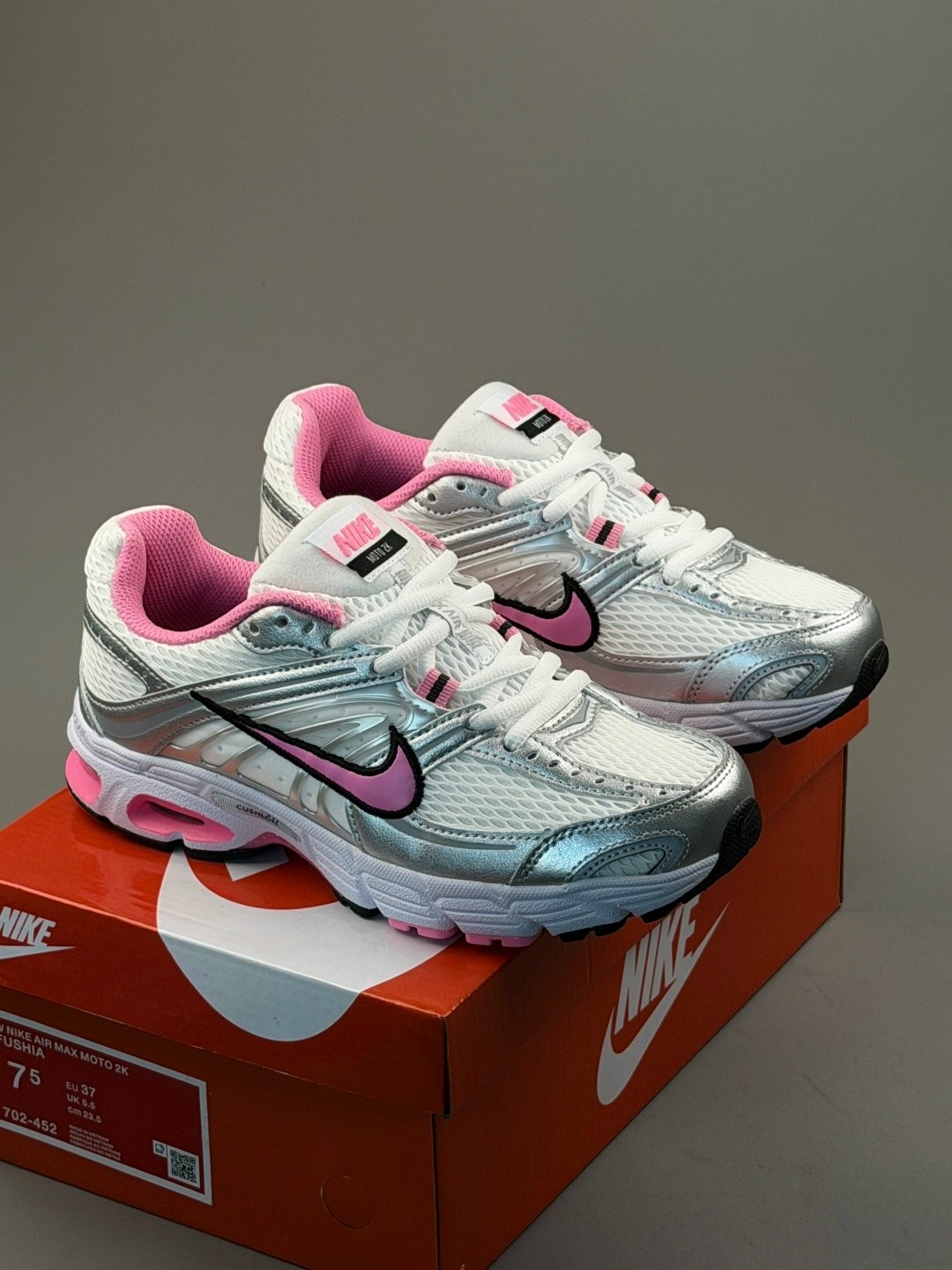 кроссовки nike initiator,nike initiator,кроссовки женские nike wmns initiator white/cerry/metallic silver,кроссовки nike,женские кроссовки nike initiator серебристого цвета