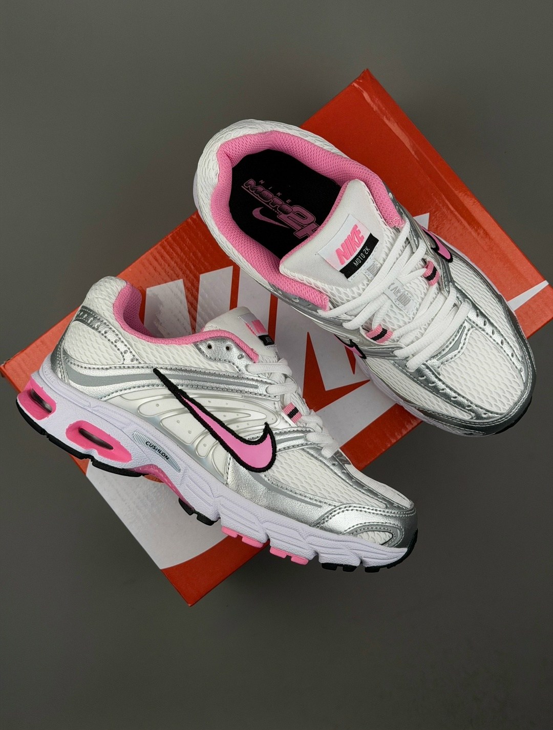 кроссовки nike initiator,nike initiator,кроссовки женские nike wmns initiator white/cerry/metallic silver,кроссовки nike,женские кроссовки nike initiator серебристого цвета