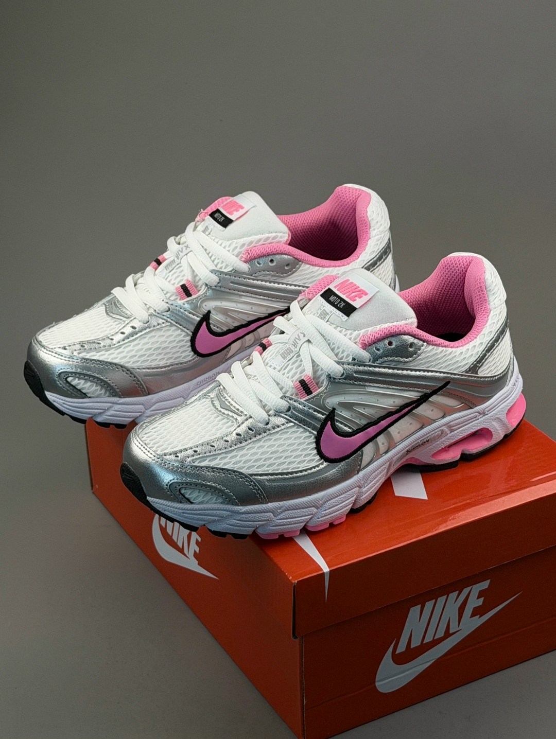 кроссовки nike initiator,nike initiator,кроссовки женские nike wmns initiator white/cerry/metallic silver,кроссовки nike,женские кроссовки nike initiator серебристого цвета