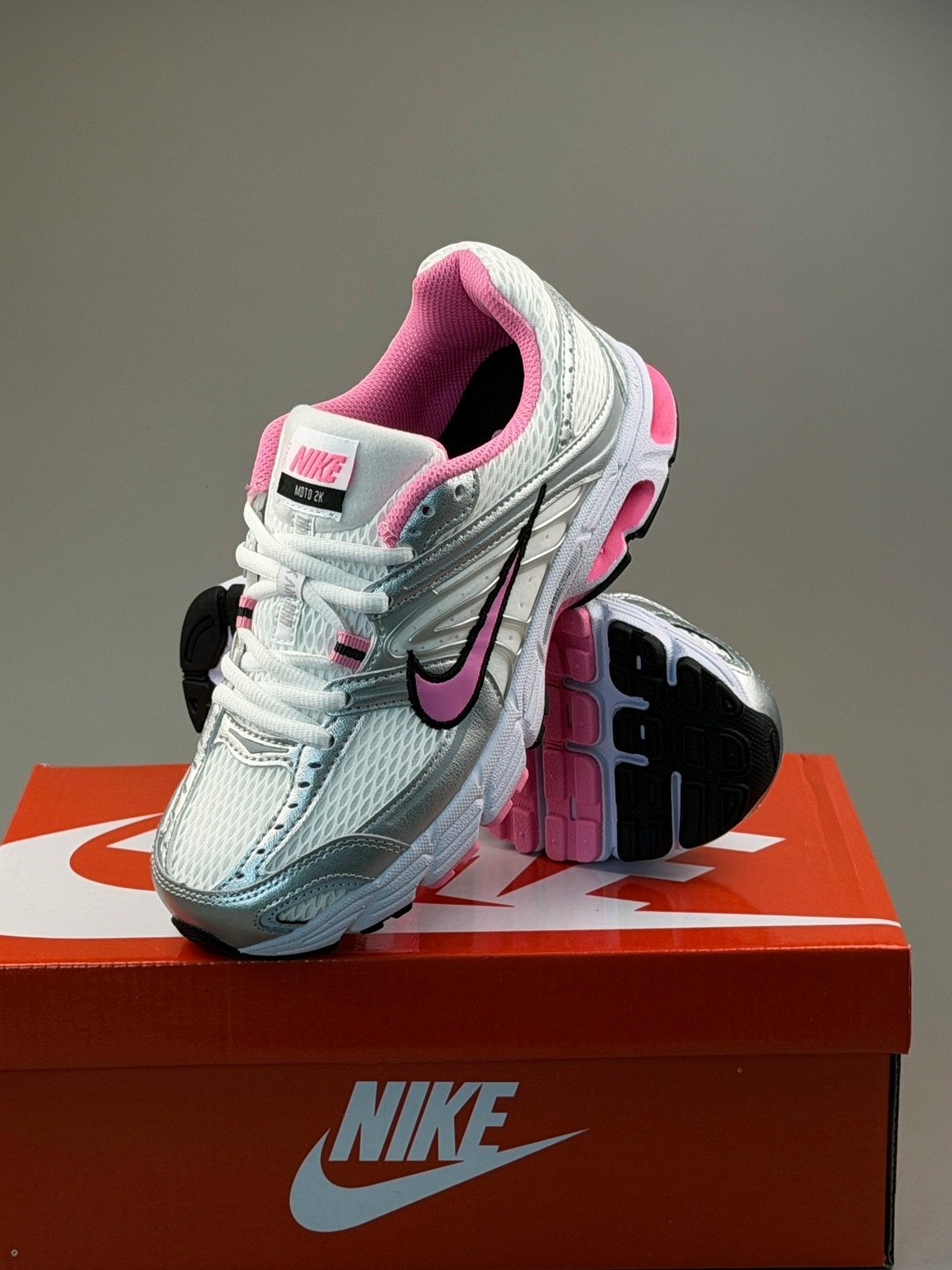 кроссовки nike initiator,nike initiator,кроссовки женские nike wmns initiator white/cerry/metallic silver,кроссовки nike,женские кроссовки nike initiator серебристого цвета