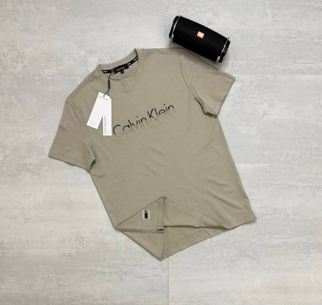 футболки мужские,футболка с коротким рукавом calvin klein raised rubber logo бежевый,мужская футболка calvin klein,бежевая футболка,футболки для мужчин