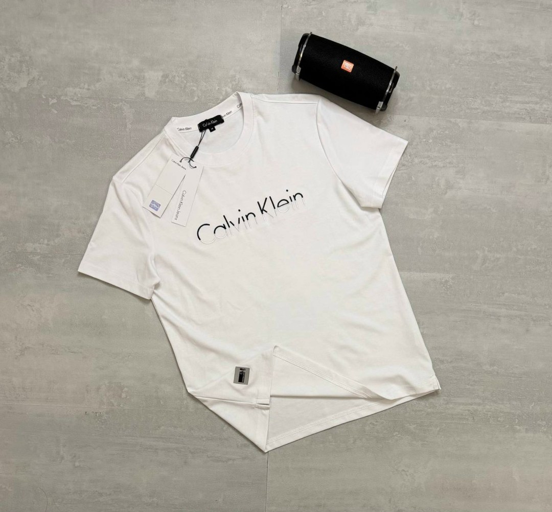 футболки мужские,футболка с коротким рукавом calvin klein raised rubber logo бежевый,мужская футболка calvin klein,бежевая футболка,футболки для мужчин