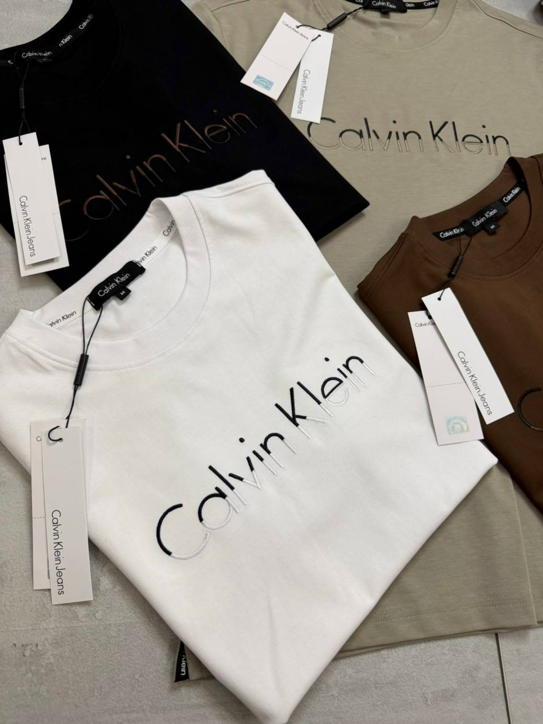 футболки мужские,футболка с коротким рукавом calvin klein raised rubber logo бежевый,мужская футболка calvin klein,бежевая футболка,футболки для мужчин