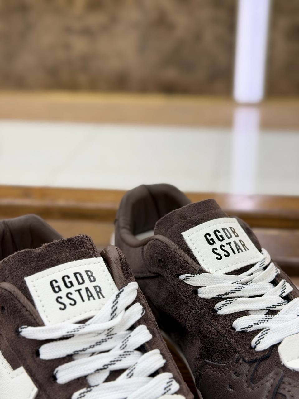 golden goose кроссовки ball star коричневый,коричневые кроссовки ball star golden goose anthracite silver,golden goose ball star low top sneaker,мужские замшевые низкие кроссовки с вышитыми звездами s