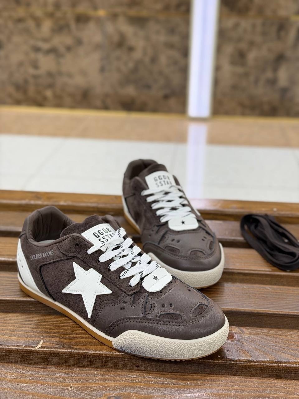 golden goose кроссовки ball star коричневый,коричневые кроссовки ball star golden goose anthracite silver,golden goose ball star low top sneaker,мужские замшевые низкие кроссовки с вышитыми звездами s