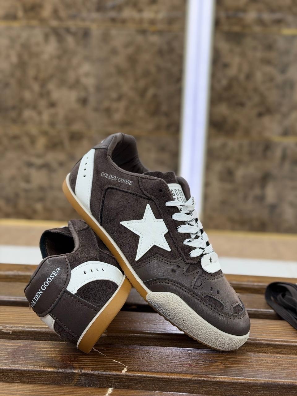 golden goose кроссовки ball star коричневый,коричневые кроссовки ball star golden goose anthracite silver,golden goose ball star low top sneaker,мужские замшевые низкие кроссовки с вышитыми звездами s