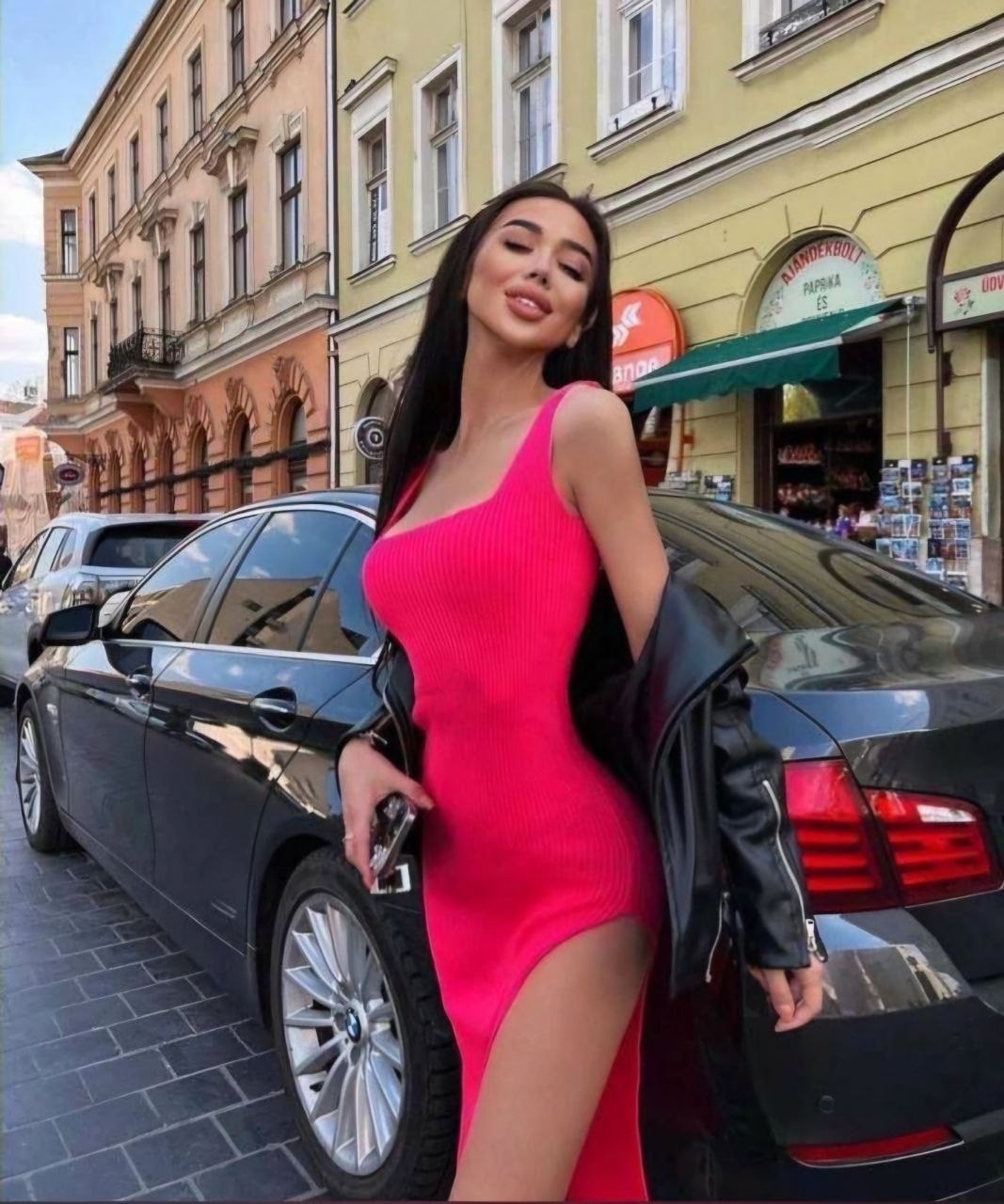девушка в платье,летнее трикотажное платье лапша,облегающее платье,платье лапша с разрезом,длинное платье с разрезом