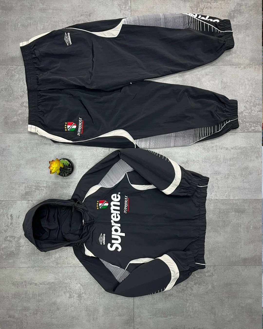 спортивные костюмы supreme x umbro,спортивный костюм umbro supreme,спортивный костюм supreme,спортивная одежда supreme,костюм umbro&supreme