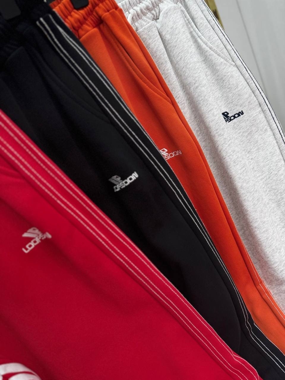 брюки спортивные adidas originals,спортивные брюки мужские adidas gn3557 красные l,мужские спортивные брюки adidas superstar красные,брюки adidas sportswear,брюки мужской adidas sportswear красный хло