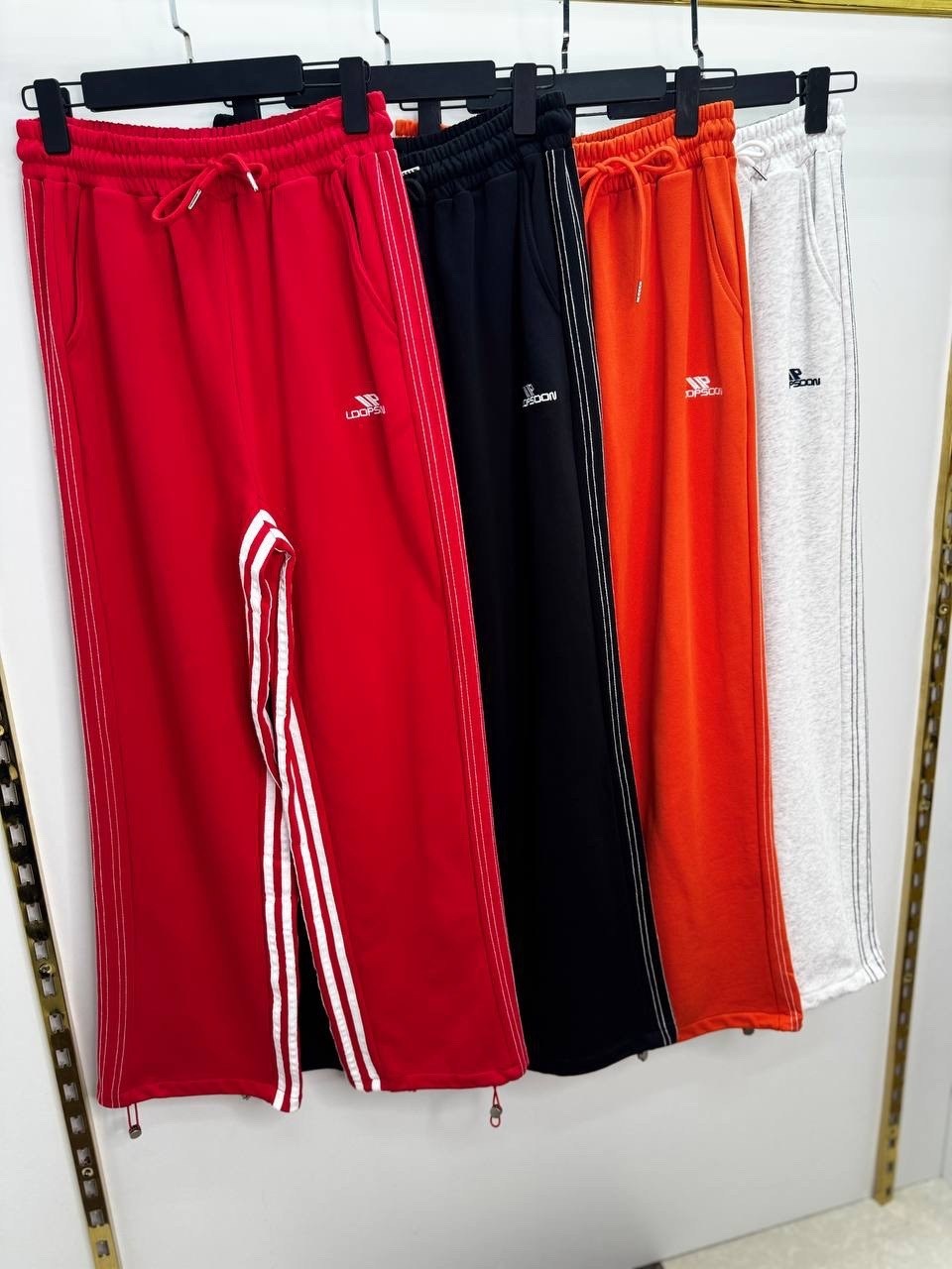 брюки спортивные adidas originals,спортивные брюки мужские adidas gn3557 красные l,мужские спортивные брюки adidas superstar красные,брюки adidas sportswear,брюки мужской adidas sportswear красный хло
