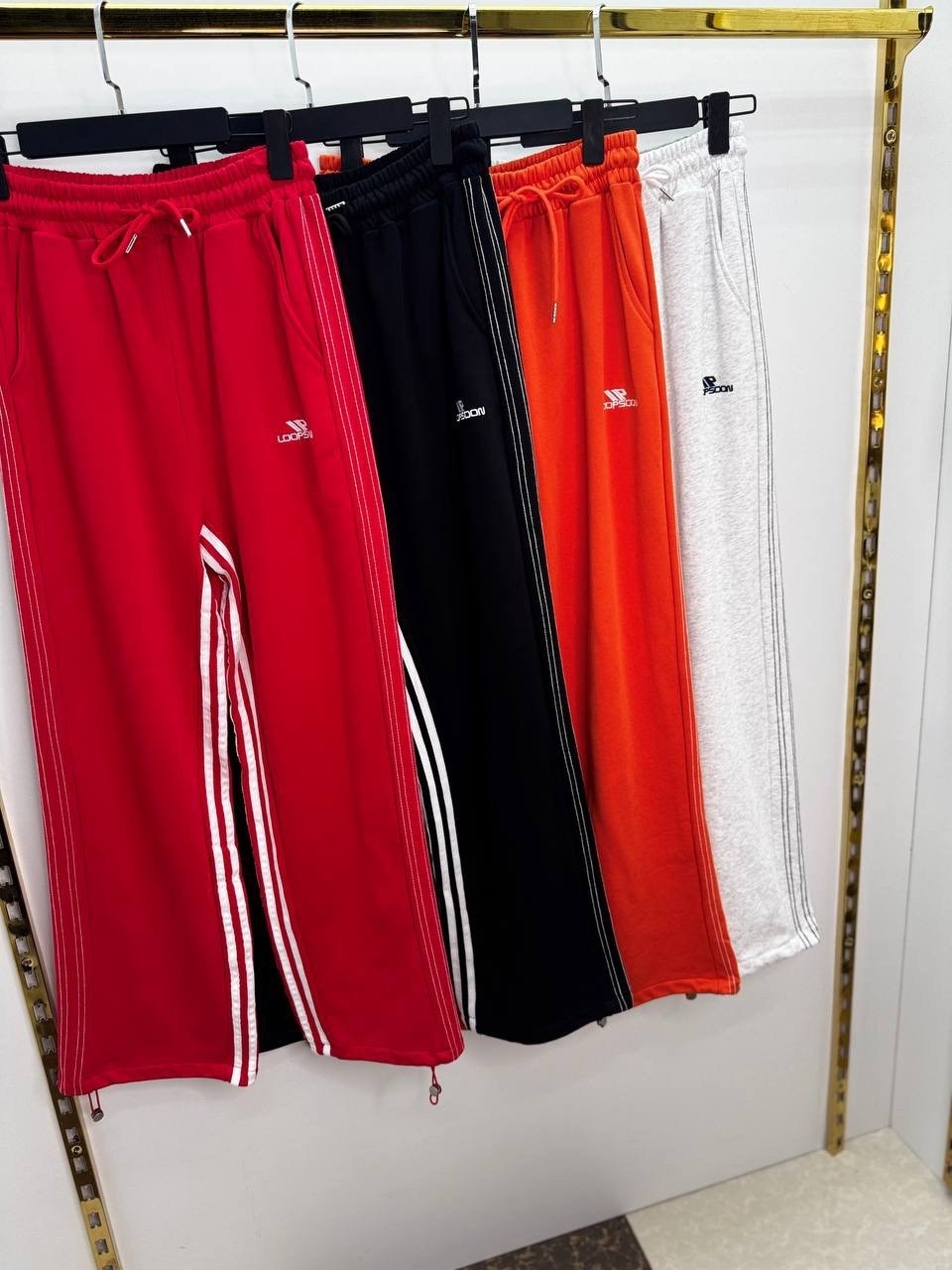 брюки спортивные adidas originals,спортивные брюки мужские adidas gn3557 красные l,мужские спортивные брюки adidas superstar красные,брюки adidas sportswear,брюки мужской adidas sportswear красный хло