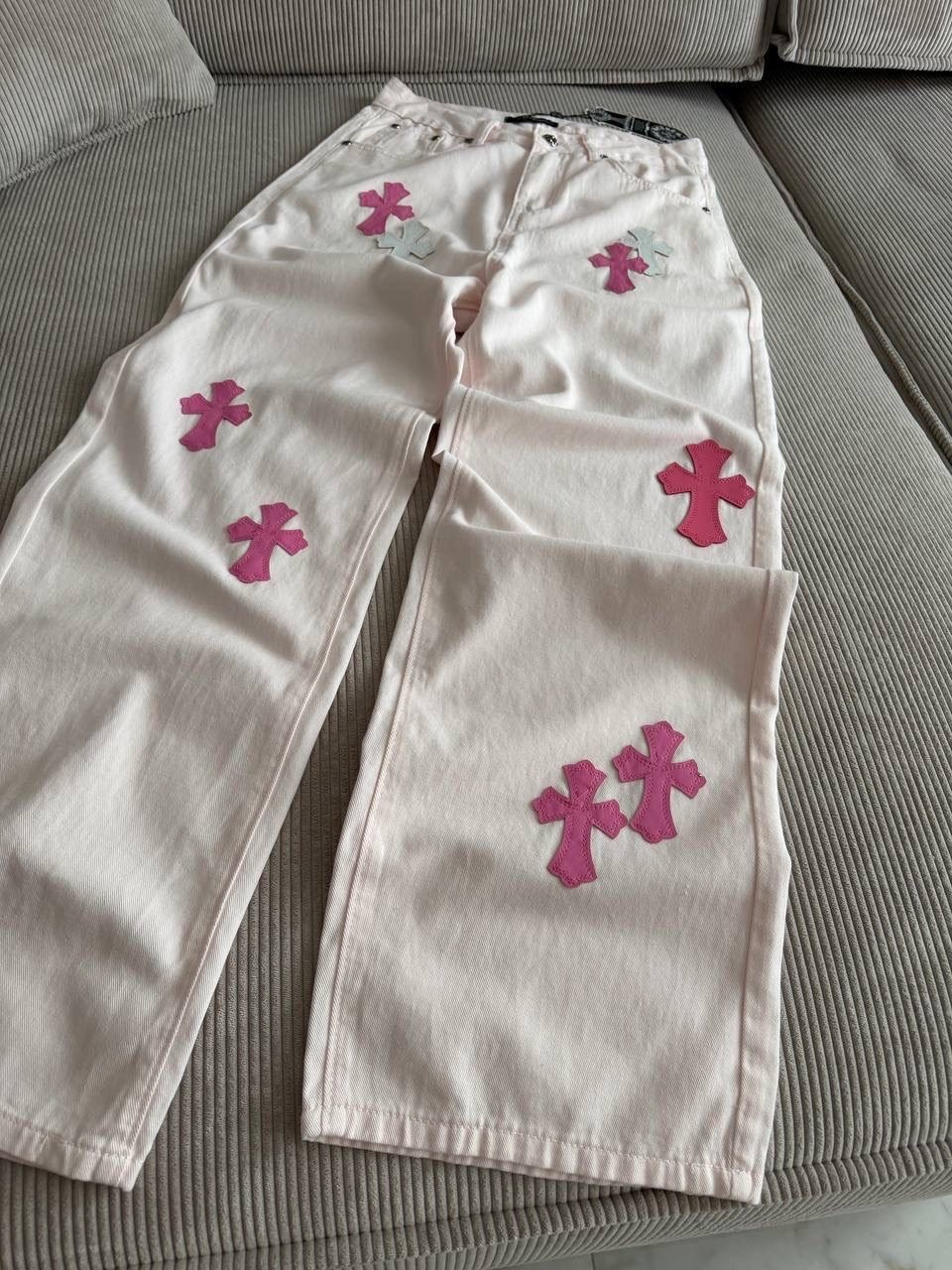 джинсы прямые широкие с крестами y2k chrome hearts,джинсы стильные,модные джинсы,джинсы с крестами,джинсы розовые