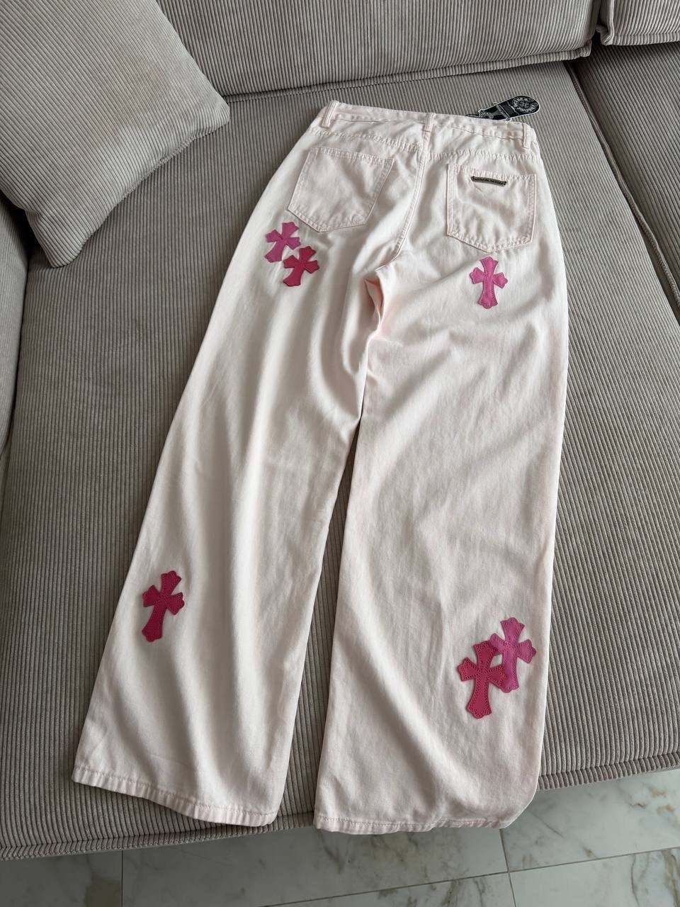джинсы прямые широкие с крестами y2k chrome hearts,джинсы стильные,модные джинсы,джинсы с крестами,джинсы розовые
