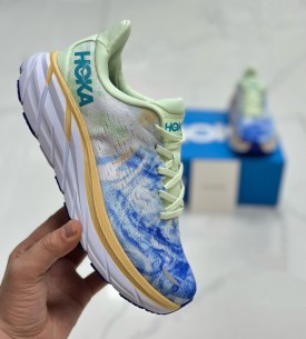 Кроссовки