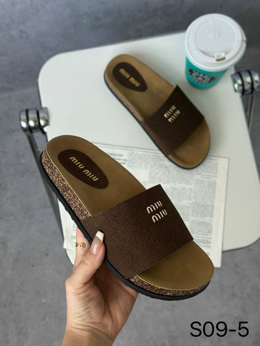 шлёпанцы miu miu,женские шлепанцы,шлепанцы коричневые miu miu,тапочки модные,тапочки miu miu