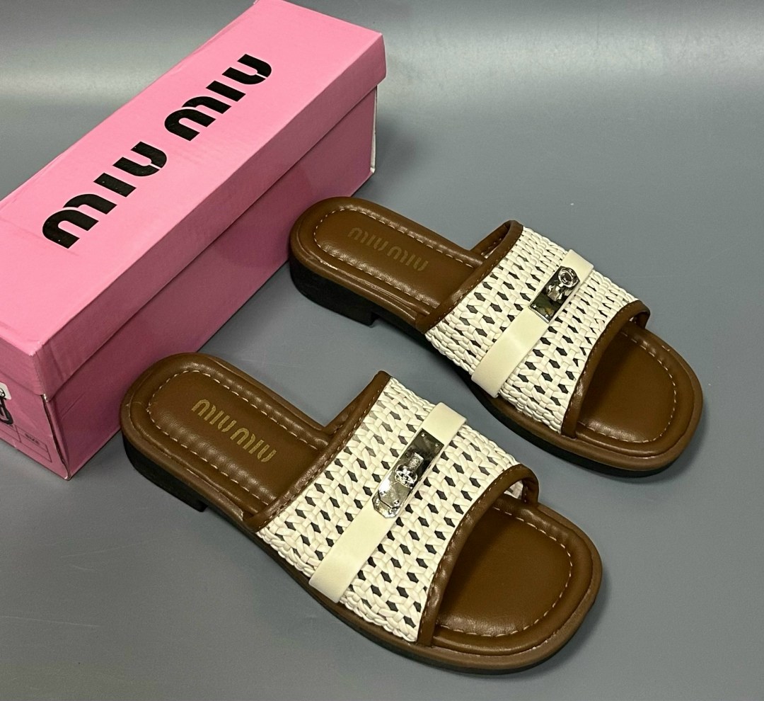 шлепанцы miu miu,,женские шлепанцы,шлепки женские,шлепанцы модные