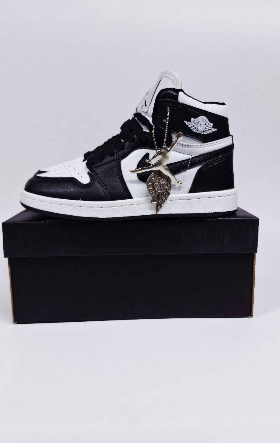 кроссовки nike air jordan 1 retro high,мужские кроссовки nike air jordan 1 retro high,nike air jordan 1 mid,кроссовки nike air jordan 1 retro,nike air jordan 1