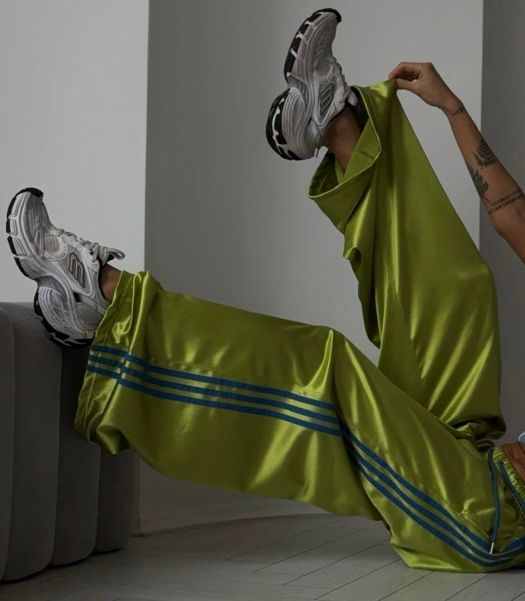 брюки оранжевые с лампасами og adibreak tp,спортивные штаны adidas originals оранжевый,оранжевые штаны,треники адидас оранжевые,оранжевые спортивные штаны женские