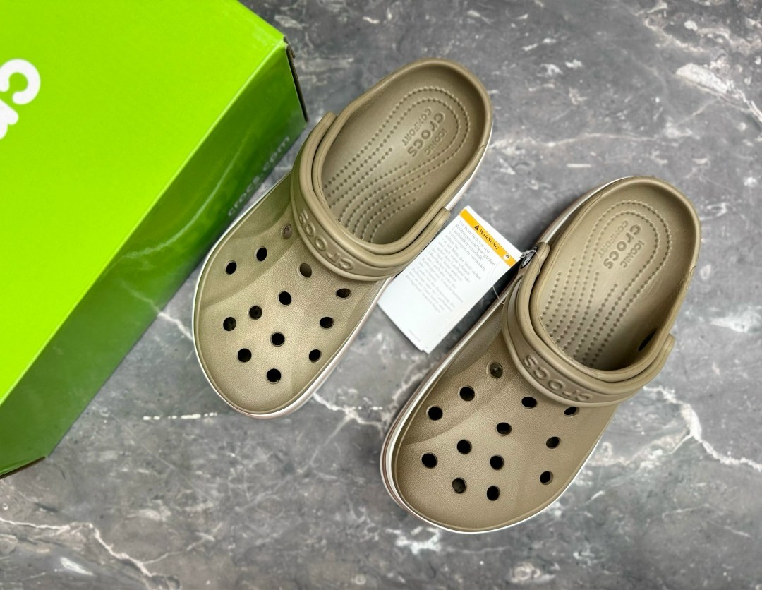 сабо кроксы crocs sarah clog crocs 221032305,сабо кроксы crocs sarah clog crocs цвет светло-коричневый, белый,сабо crocs,крутые кроксы мужские,сабо унисекс crocs bayaband коричневые 42 ru