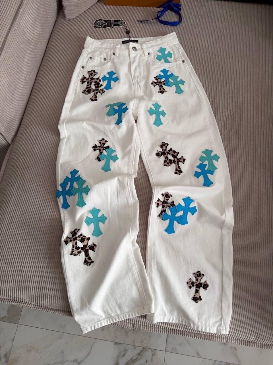модные джинсы,джинсы женские,брюки модные,белые штаны,джинсы с нашивками