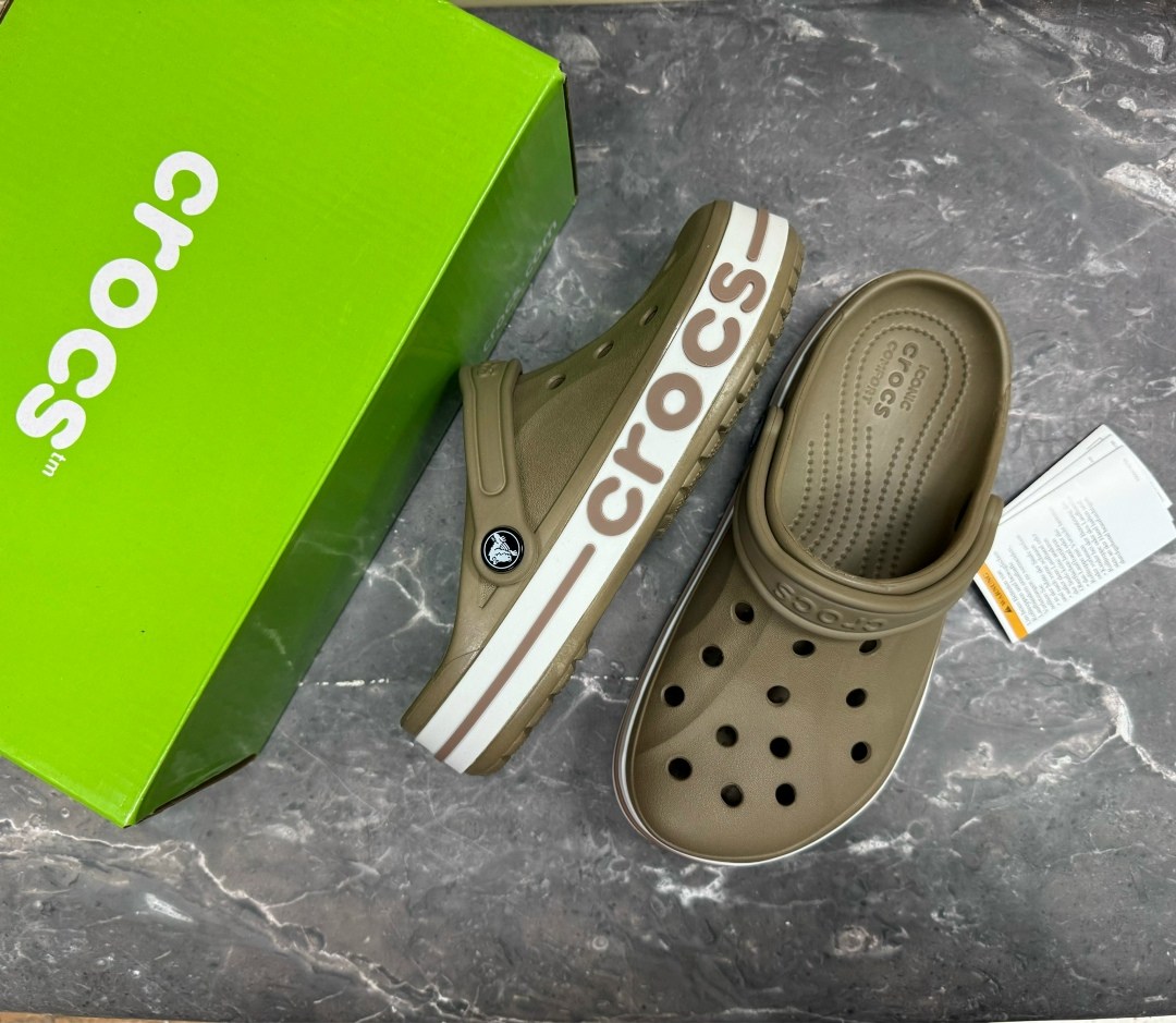 сабо кроксы crocs sarah clog crocs 221032305,сабо кроксы crocs sarah clog crocs цвет светло-коричневый, белый,сабо crocs,крутые кроксы мужские,сабо унисекс crocs bayaband коричневые 42 ru