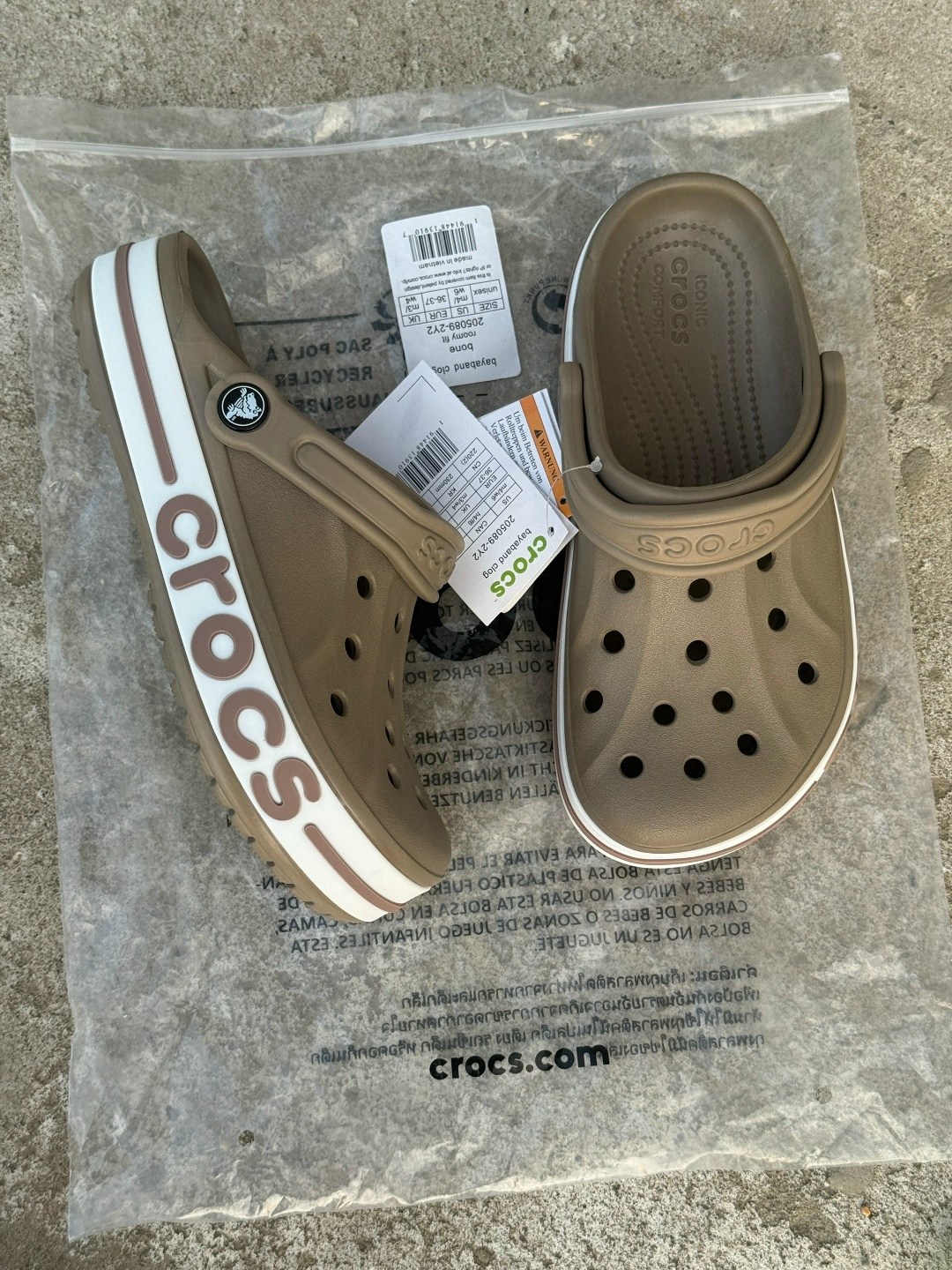 сабо кроксы crocs sarah clog crocs цвет светло-коричневый, белый,сабо crocs,сабо кроксы crocs sarah clog crocs 221032305,crocs classic clog,крокс сабо
