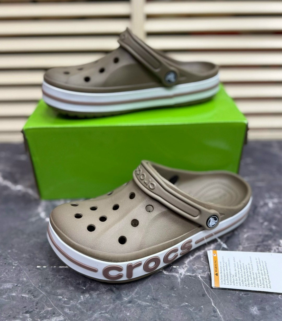 сабо кроксы crocs sarah clog crocs 221032305,сабо кроксы crocs sarah clog crocs цвет светло-коричневый, белый,сабо crocs,крутые кроксы мужские,сабо унисекс crocs bayaband коричневые 42 ru