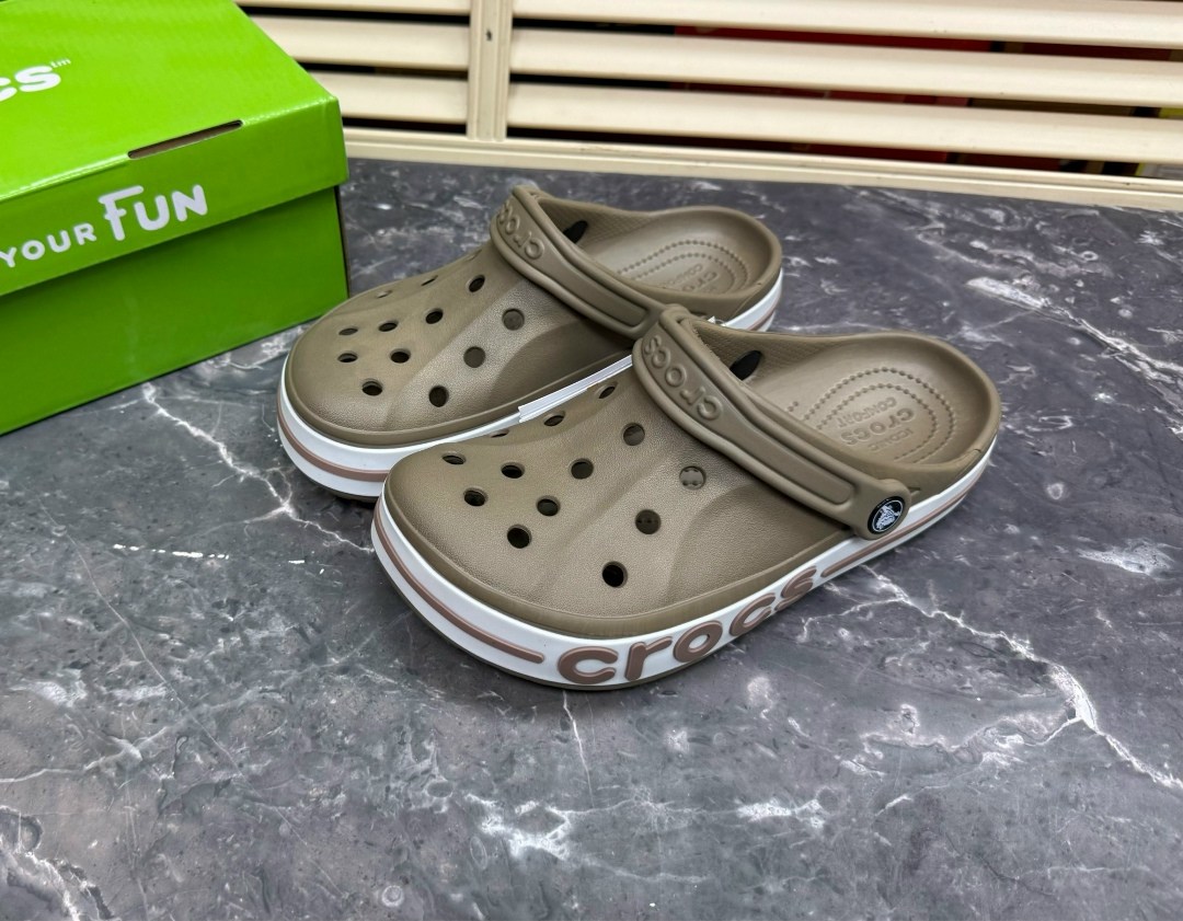 сабо кроксы crocs sarah clog crocs 221032305,сабо кроксы crocs sarah clog crocs цвет светло-коричневый, белый,сабо crocs,крутые кроксы мужские,сабо унисекс crocs bayaband коричневые 42 ru