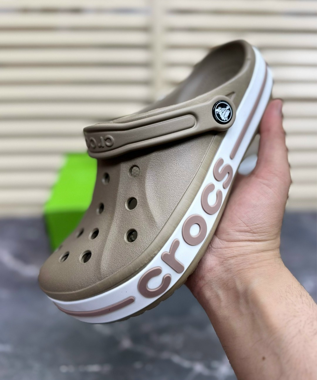 сабо кроксы crocs sarah clog crocs 221032305,сабо кроксы crocs sarah clog crocs цвет светло-коричневый, белый,сабо crocs,крутые кроксы мужские,сабо унисекс crocs bayaband коричневые 42 ru