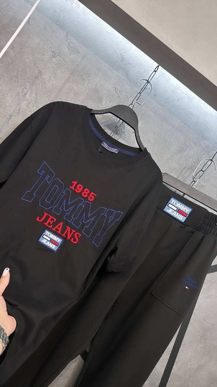 спортивный костюм tommy hilfiger,мужские спортивные костюмы,костюм спортивный,пара в спортивных костюмах томми хилфигер,костюм tommy hilfiger