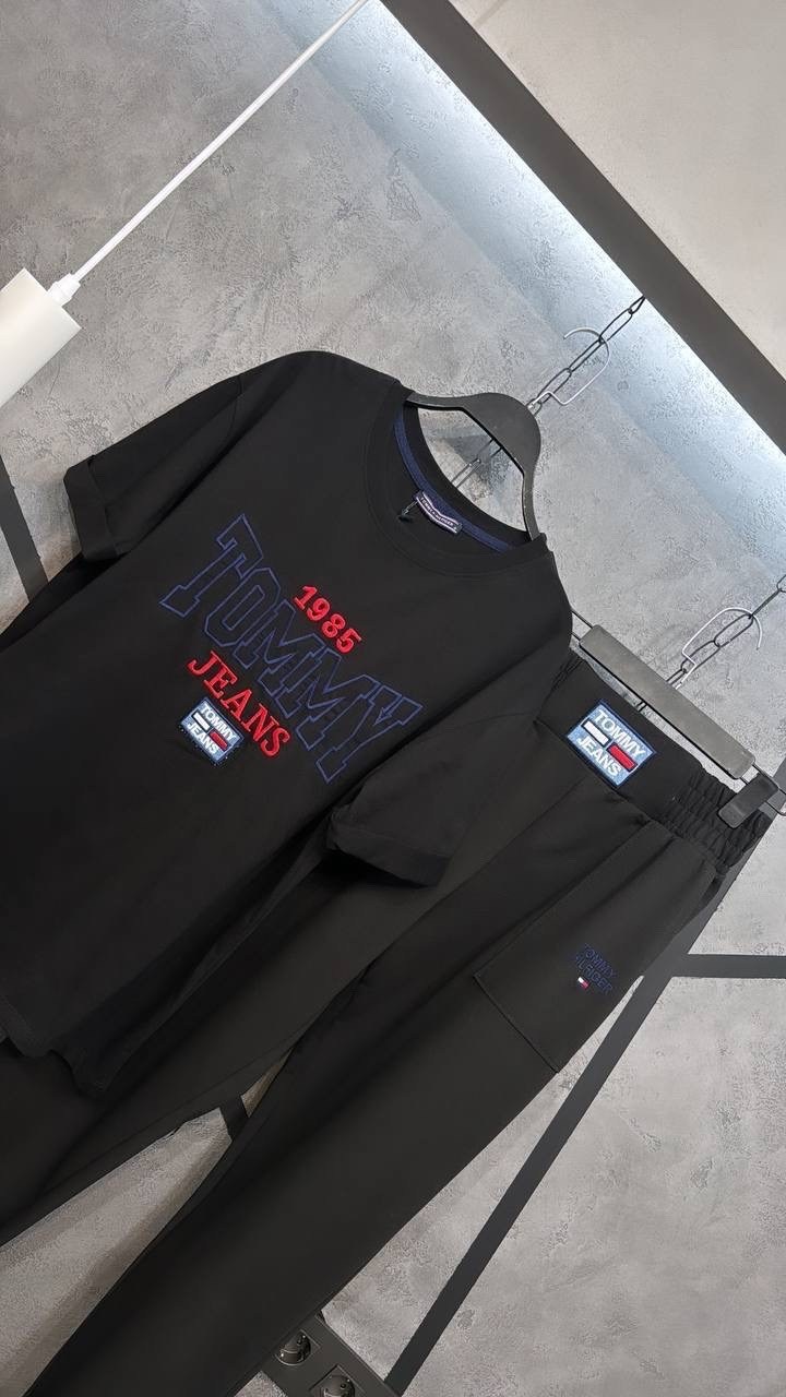 спортивный костюм tommy hilfiger,мужские спортивные костюмы,костюм спортивный,пара в спортивных костюмах томми хилфигер,костюм tommy hilfiger