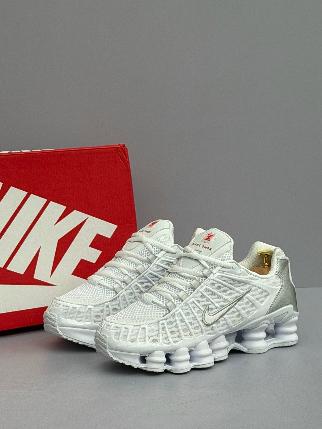 nike shox tl white metallic silver,кроссовки nike shox tl,кроссовки nike shox tl для бега белые мужские женские,кроссовки nike shox tl white metallic silver,кроссовки унисекс nike shox tl белые