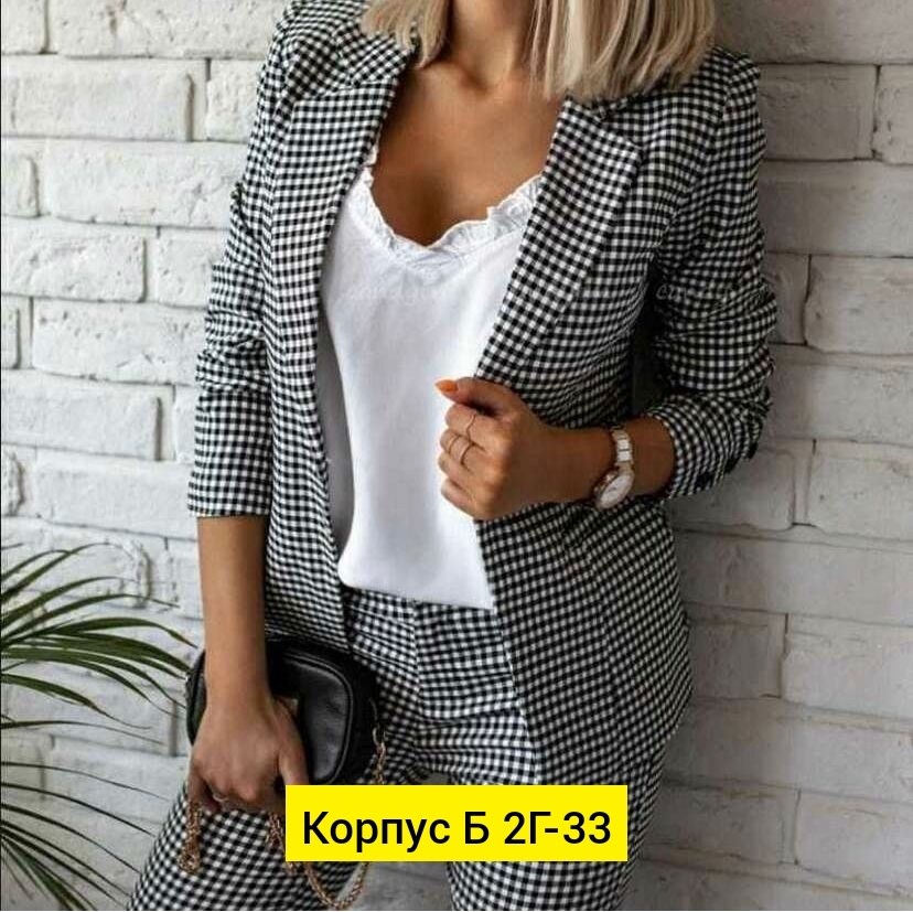 женский костюм двойка,костюм двойка стильный,костюм женский,модные костюмы,женский костюм из блейзера и брюк с отложным воротником и клетчатым принтом