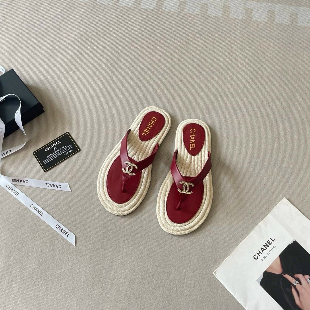 ,шлепанцы chanel,тапочки женские chanel,босоножки шанель,модные тапочки